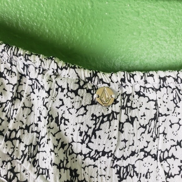 Volcom Women's white floral skater tube top size small 4/6 - Picture 7 of 9
